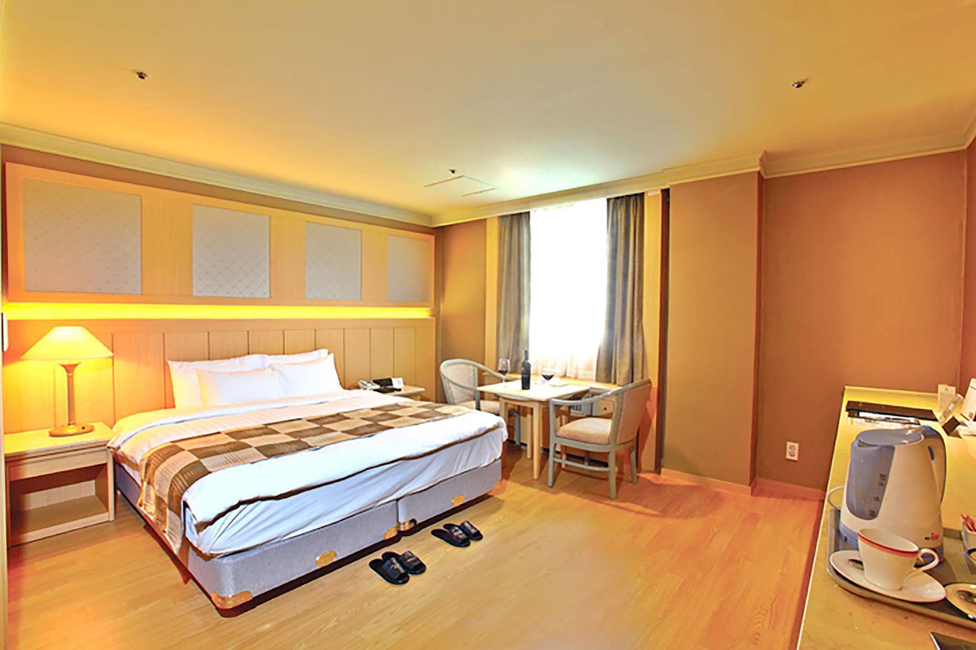 Hotel International Чханвон Экстерьер фото